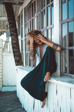 Yakışıklı orta yaş erkek uzun sarı saçlı ve dövmeler