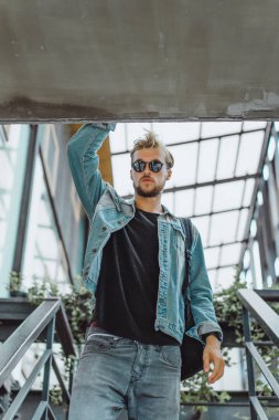 Yakışıklı delikanlı denim jeans giyim 