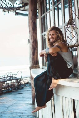 Yakışıklı orta yaş erkek uzun sarı saçlı ve dövmeler