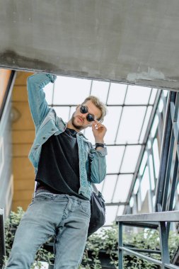 Yakışıklı delikanlı denim jeans giyim 