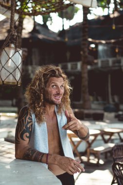 Yakışıklı orta yaş erkek uzun sarı saçlı ve dövmeler