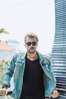 Yakışıklı delikanlı denim jeans giyim 