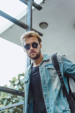 Yakışıklı delikanlı denim jeans giyim 