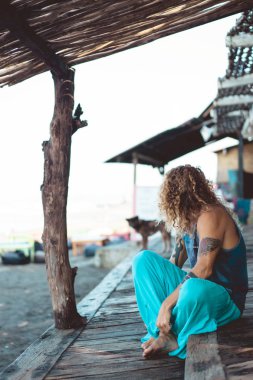 Yakışıklı orta yaş erkek uzun sarı saçlı ve dövmeler