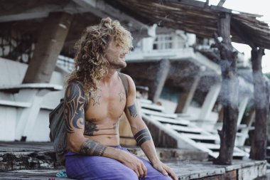 Yakışıklı orta yaş erkek uzun sarı saçlı ve dövmeler