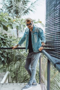 Yakışıklı delikanlı denim jeans giyim 