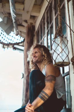 Yakışıklı orta yaş erkek uzun sarı saçlı ve dövmeler