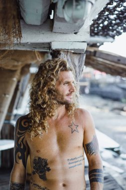 Yakışıklı orta yaş erkek uzun sarı saçlı ve dövmeler