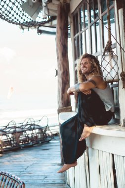 Yakışıklı orta yaş erkek uzun sarı saçlı ve dövmeler