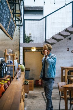 Yakışıklı delikanlı denim jeans giyim 