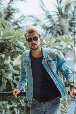 Yakışıklı delikanlı denim jeans giyim 