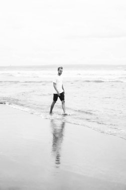 Deniz kıyısı vakit yakışıklı genç