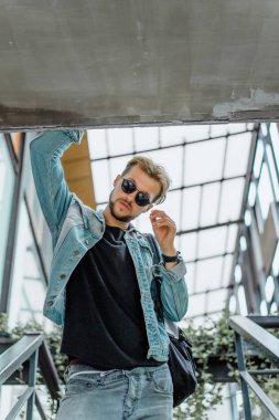 Yakışıklı delikanlı denim jeans giyim 