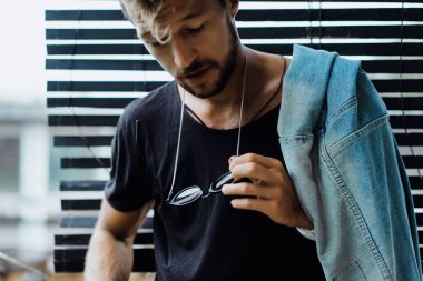 Yakışıklı delikanlı denim jeans giyim 