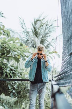 Yakışıklı delikanlı denim jeans giyim 