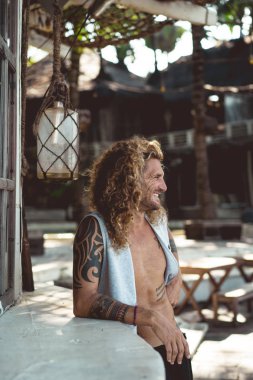 Yakışıklı orta yaş erkek uzun sarı saçlı ve dövmeler