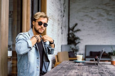 Yakışıklı delikanlı ile laptop açık Cafe