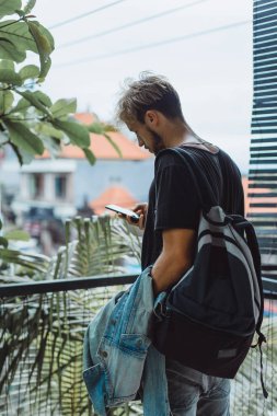 Yakışıklı delikanlı denim jeans giyim 