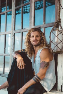 Yakışıklı orta yaş erkek uzun sarı saçlı ve dövmeler