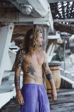 Yakışıklı orta yaş erkek uzun sarı saçlı ve dövmeler