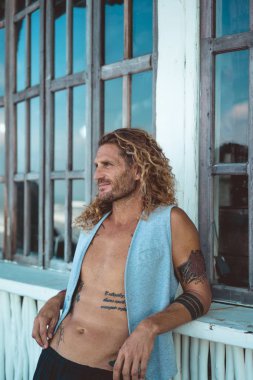 Yakışıklı orta yaş erkek uzun sarı saçlı ve dövmeler