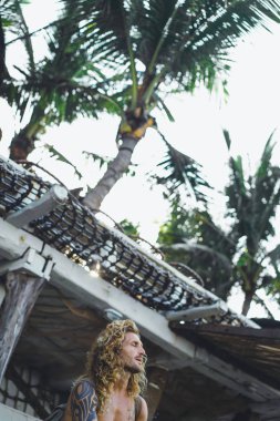 Yakışıklı orta yaş erkek uzun sarı saçlı ve dövmeler