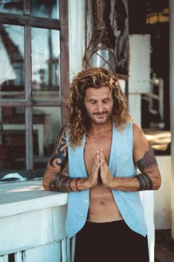 Yakışıklı orta yaş erkek uzun sarı saçlı ve dövmeler