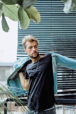 Yakışıklı delikanlı denim jeans giyim 