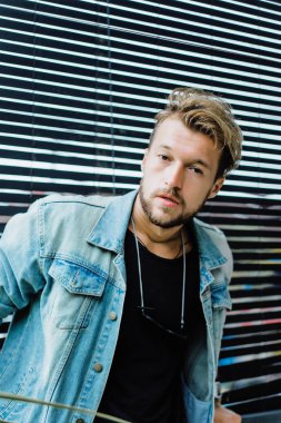 Yakışıklı delikanlı denim jeans giyim 