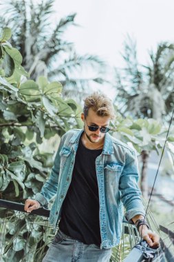 Yakışıklı delikanlı denim jeans giyim 