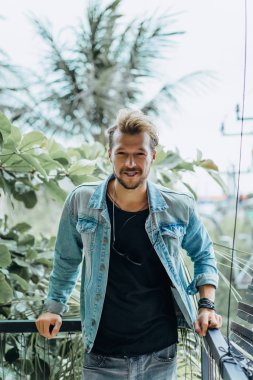 Yakışıklı delikanlı denim jeans giyim 