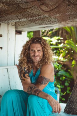 Yakışıklı orta yaş erkek uzun sarı saçlı ve dövmeler