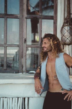 Yakışıklı orta yaş erkek uzun sarı saçlı ve dövmeler