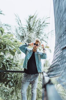 Yakışıklı delikanlı denim jeans giyim 