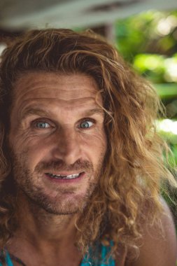 Yakışıklı orta yaş erkek uzun sarı saçlı ve dövmeler