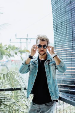 Yakışıklı delikanlı denim jeans giyim 