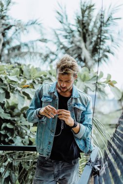 Yakışıklı delikanlı denim jeans giyim 