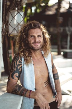 Yakışıklı orta yaş erkek uzun sarı saçlı ve dövmeler