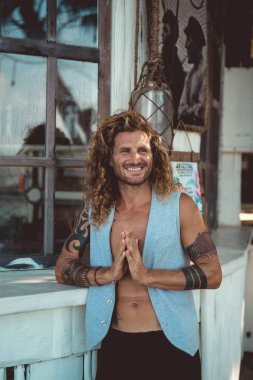 Yakışıklı orta yaş erkek uzun sarı saçlı ve dövmeler