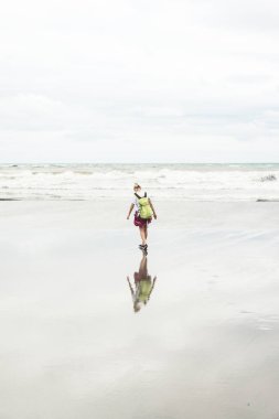 Şık genç kadın deniz kıyısı yürüyüş