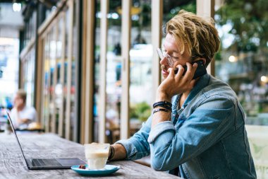 Yakışıklı delikanlı ile laptop açık Cafe