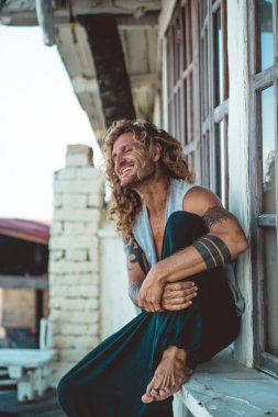 Yakışıklı orta yaş erkek uzun sarı saçlı ve dövmeler