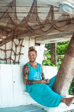 Yakışıklı orta yaş erkek uzun sarı saçlı ve dövmeler