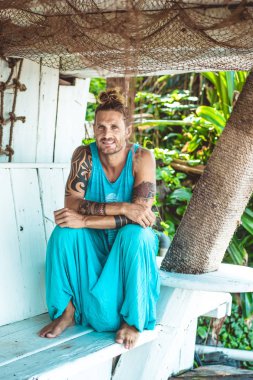 Yakışıklı orta yaş erkek uzun sarı saçlı ve dövmeler