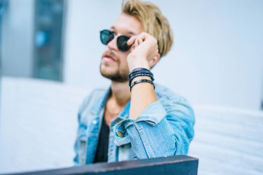 Yakışıklı delikanlı denim jeans giyim 