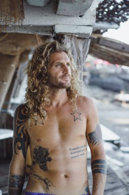 Yakışıklı orta yaş erkek uzun sarı saçlı ve dövmeler