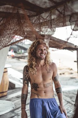 Yakışıklı orta yaş erkek uzun sarı saçlı ve dövmeler