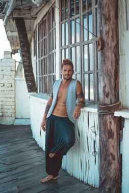 Yakışıklı orta yaş erkek uzun sarı saçlı ve dövmeler