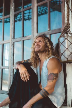 Yakışıklı orta yaş erkek uzun sarı saçlı ve dövmeler