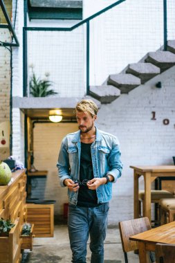 Yakışıklı delikanlı denim jeans giyim 